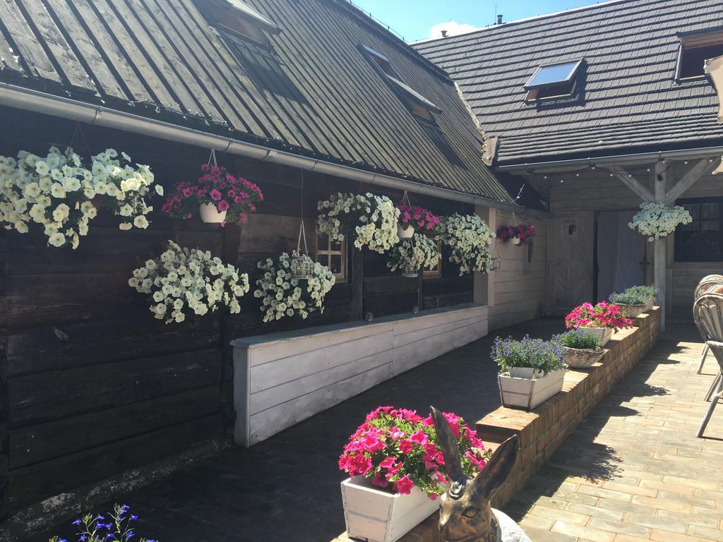 Stajnia Bialy Borek Biskupice Kocurów Exterior foto